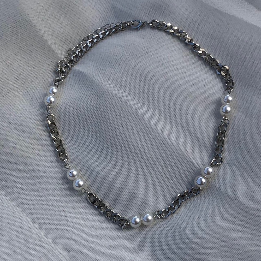 Men pearl and chain necklace